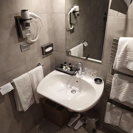 アルベルゴ カンティーン アシェリ ホテル 4*